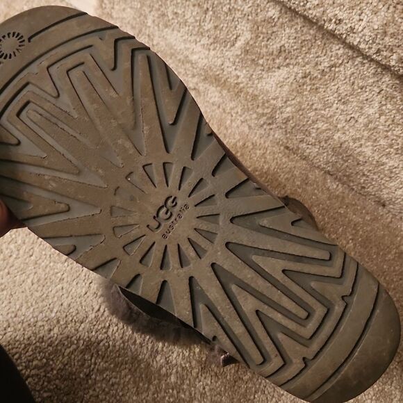 Ugg "Bailey" Button II Gray Short Suede Sheepskin Boots w/ Shearling Size 9 - Picture 12 of 13